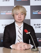 ラジオプロデューサー役を演じる三四郎・相田。