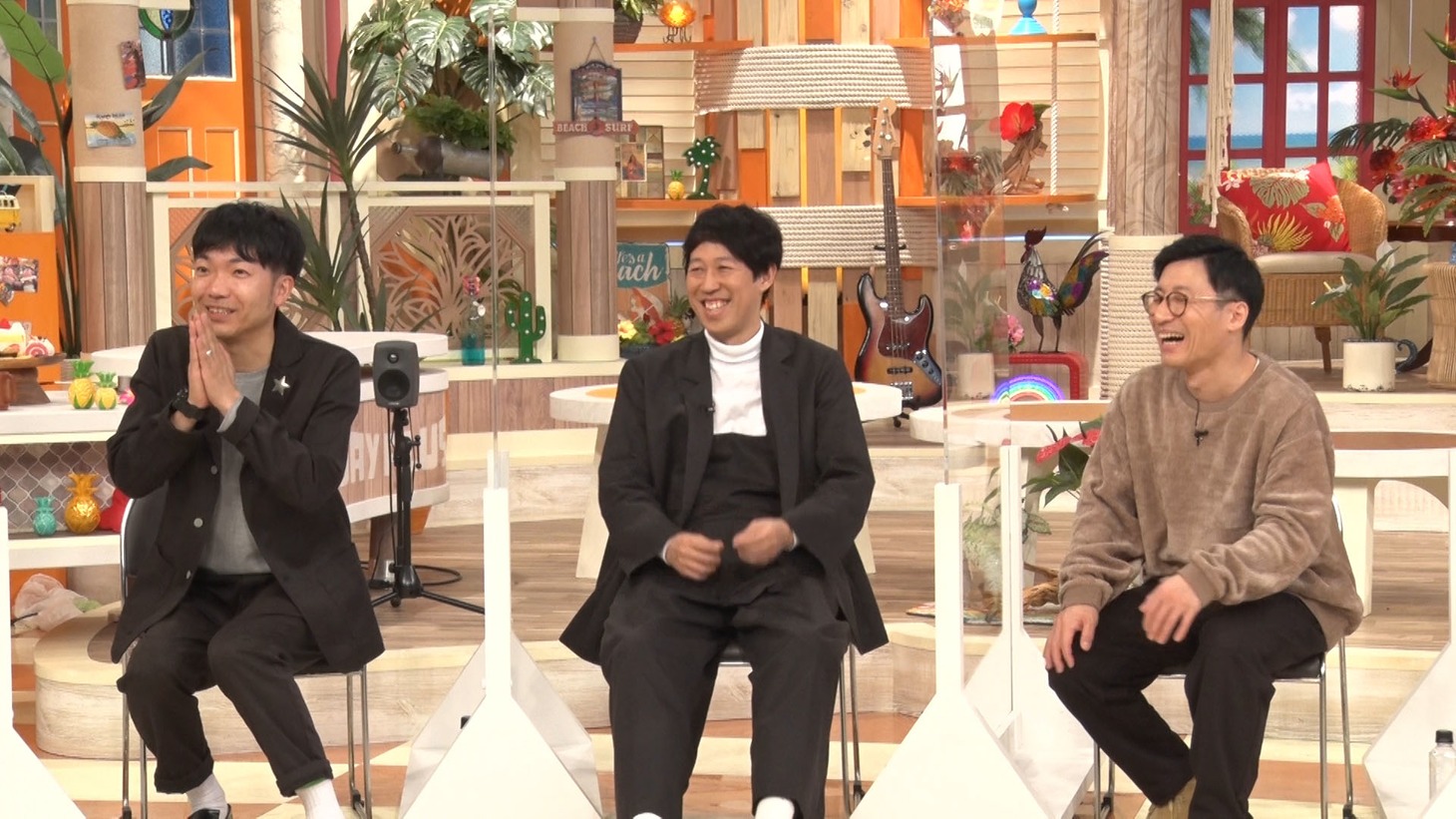 左からアキナ秋山、小籔千豊、すっちー。