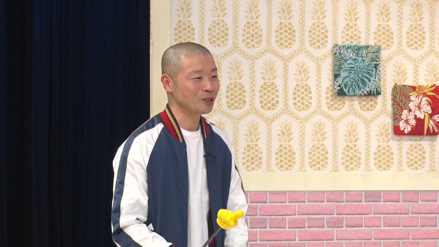 小籔千豊に代わりMCを務めるアキナ山名。