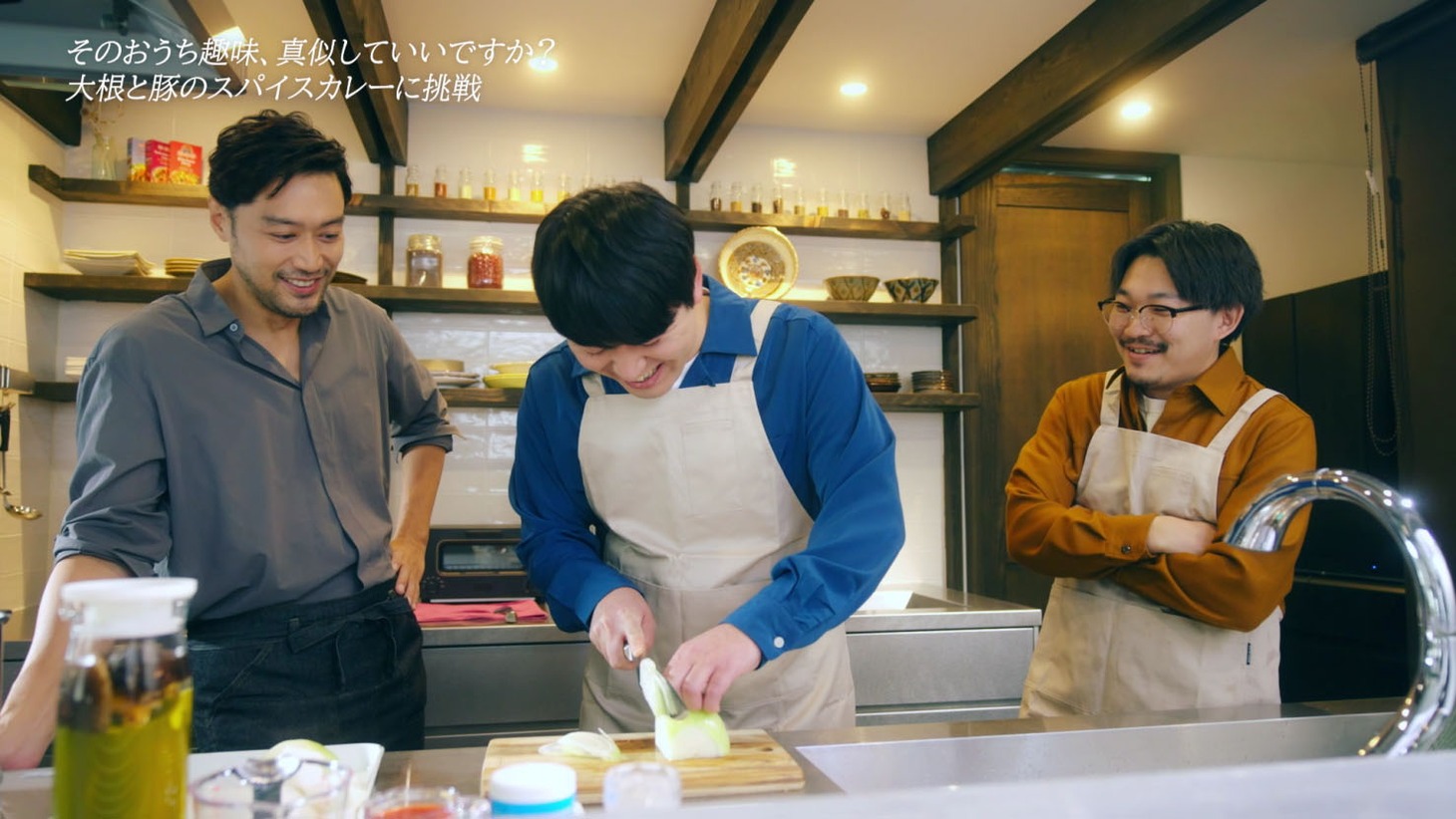 食材を切るオズワルド畠中（中央）とそれを見ているオズワルド伊藤（右）。