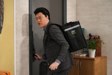 「新しいカギ」の「ウーザーイーツ」で新キャラクター「ヘンケン」に扮する霜降り明星・粗品。(c)フジテレビ