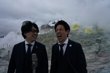 「ZEKKEI NETA CLUB」で北海道の絶景を舞台に漫才を披露する囲碁将棋。(c)UHB