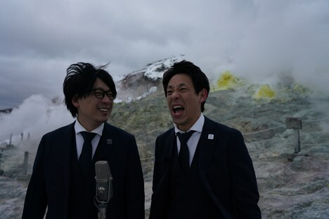 「ZEKKEI NETA CLUB」で北海道の絶景を舞台に漫才を披露する囲碁将棋。(c)UHB