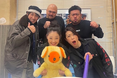 鬼越トマホーク（後列）と、「西成ゴローの四億円」に出演する上西雄大（左端）、古川藍（前列中央）、徳竹未夏（前列右）。