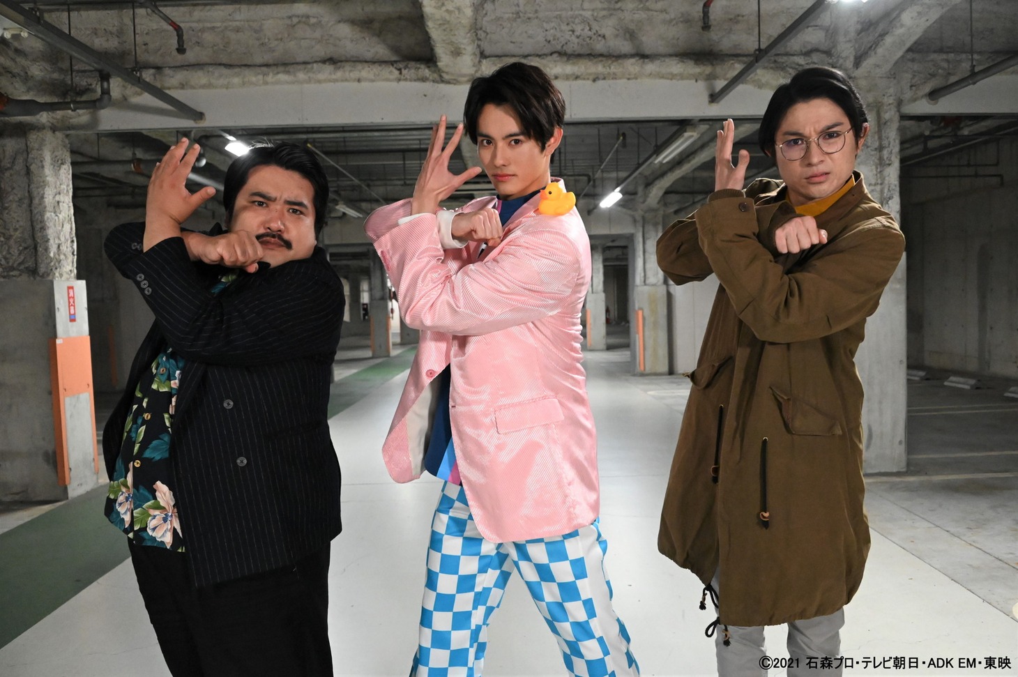 空気階段と「仮面ライダーリバイス」主演の前田拳太郎（中央）。