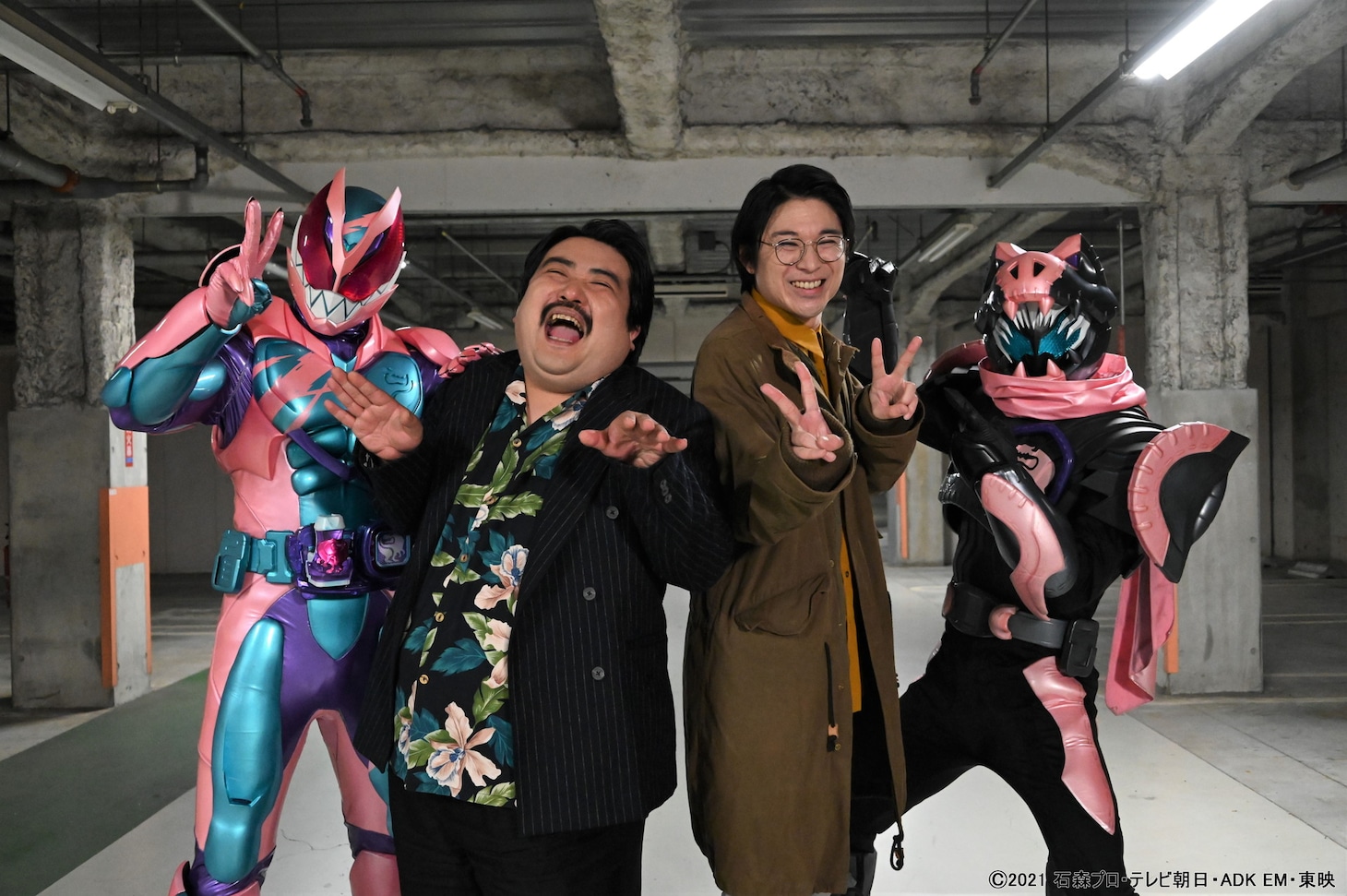 「仮面ライダーリバイス」に本人役でゲスト出演する空気階段（中央）。