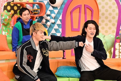 （前列左から）那須川天心と霜降り明星・粗品。(c)TBS