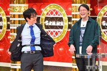 ギャグを繰り出すスーパーマラドーナ田中（左）。