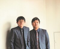 「steady.」2022年3月号（宝島社）より、ロングコートダディ。