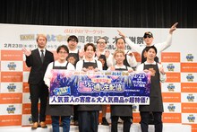 前列左からアインシュタイン、ニューヨーク。後列左からライセンス井本、おいでやす小田、トレンディエンジェルたかし、レイザーラモン。