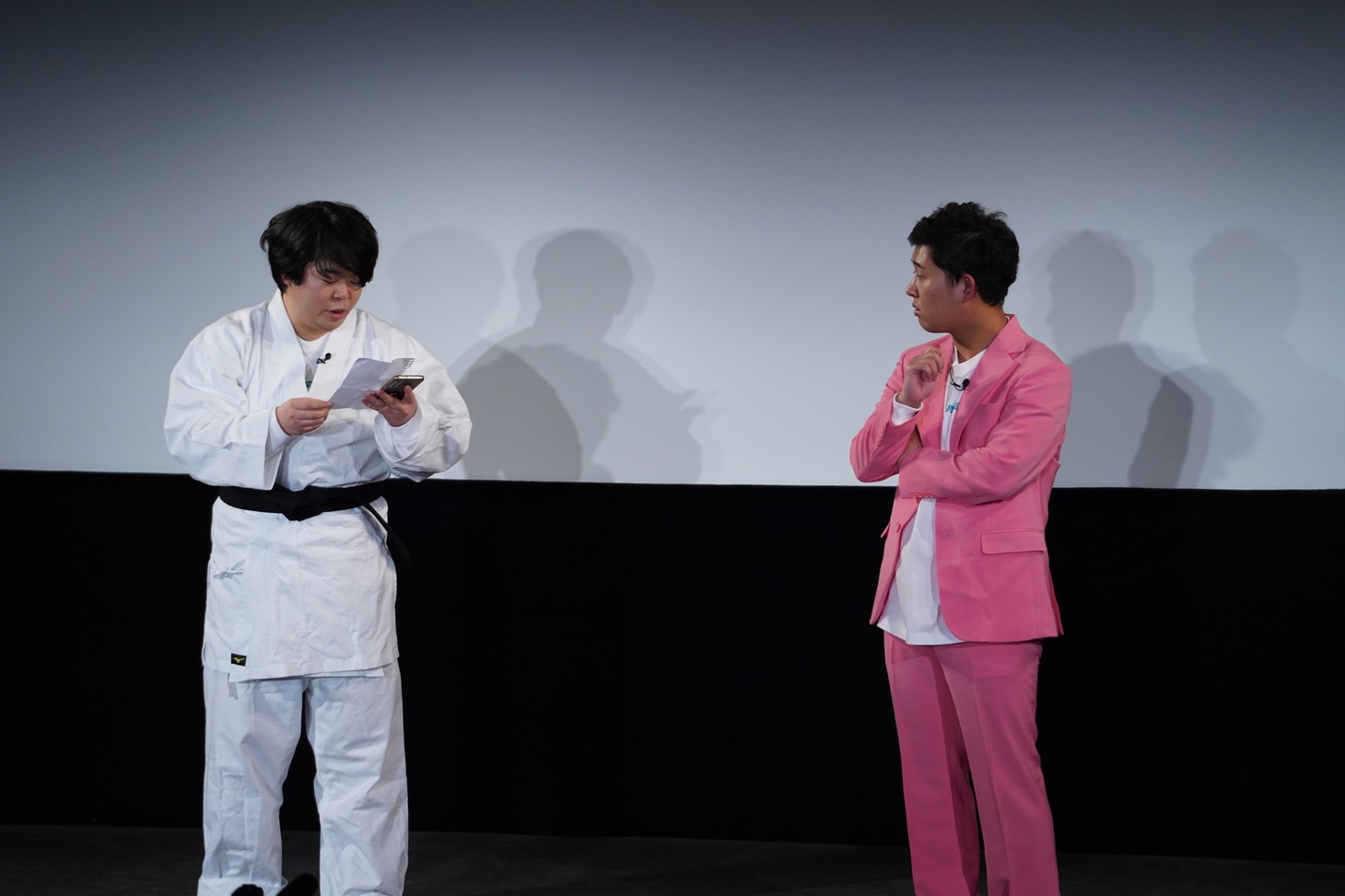 クイズを出す宮下草薙・草薙（左）。