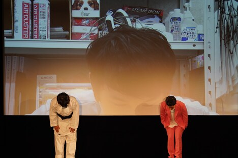 宮下草薙・宮下に締めくくってもらい、頭を下げる宮下草薙・草薙（左）と四千頭身・後藤（右）。