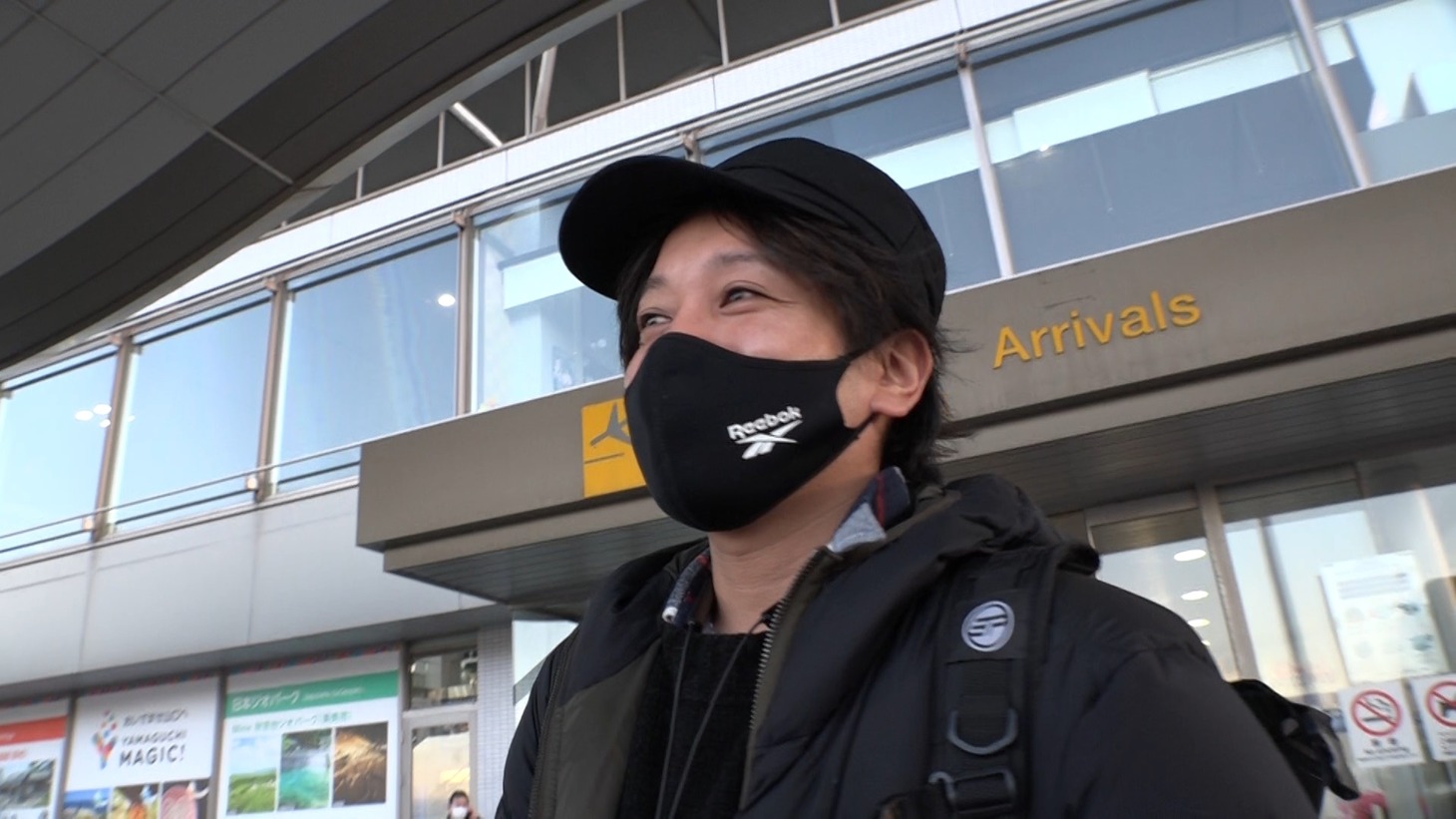 「ぺこぱポジティブNEWS」で母校の講演会のため、地元の空港に降り立つ、ぺこぱ松陰寺。(c)テレビ朝日