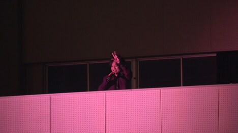 母校に姿を見せる、ぺこぱ松陰寺。(c)テレビ朝日