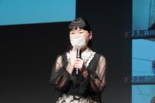 会見の司会を務めた未知やすえ。