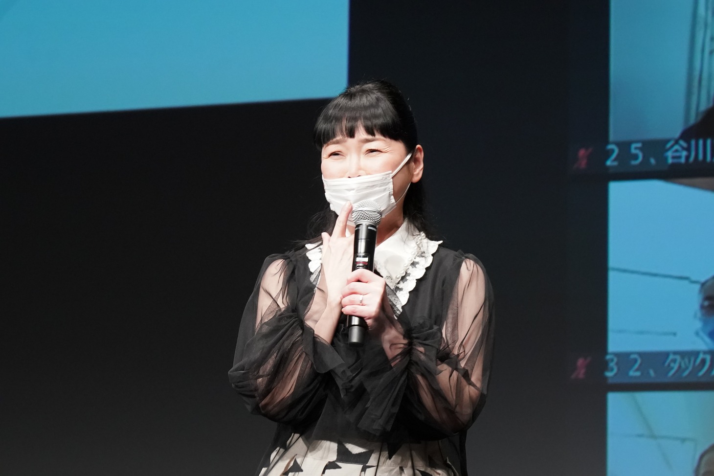 会見の司会を務めた未知やすえ。
