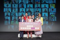 間寛平の吉本新喜劇ゼネラルマネージャー就任会見の様子。前列左からすっちー、間寛平、酒井藍。後列左から太田芳伸、未知やすえ、ボンざわーるど。