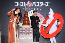 左から上白石萌歌、チョコレートプラネット。