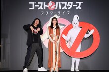 左からチョコレートプラネット長田、上白石萌歌、チョコレートプラネット松尾。