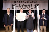 左から「江戸まち たいとう芸楽祭」実行委員長・渡邉寧久氏、四天王、ナイツ塙。