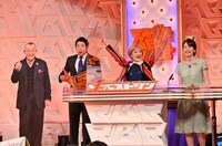 （左から）笑福亭鶴瓶のパネルと、今田耕司、松嶋尚美、宇内梨沙アナ。(c)TBS