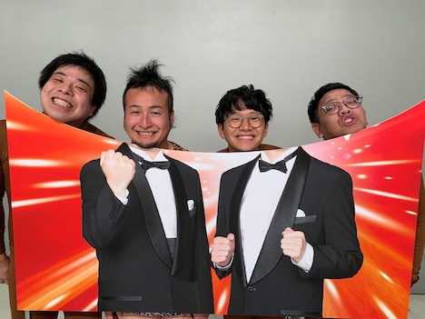 2組でネタを披露する（左から）バンビーノ、ミキ。(c)TBS