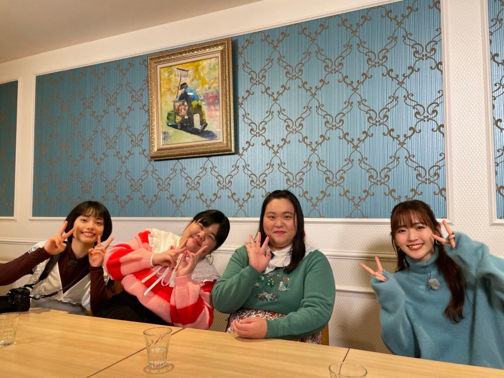 「ラヴィット！」の「ぼる塾の芸能界スイーツ部」企画に出演する、ぼる塾と鈴木愛理（右端）。(c)TBS