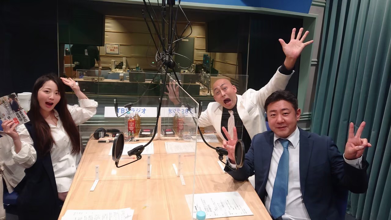 左から鈴木聖奈、錦鯉。