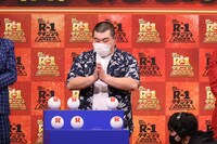 ネタ順の抽選に臨む金の国 渡部おにぎり。(c)関西テレビ