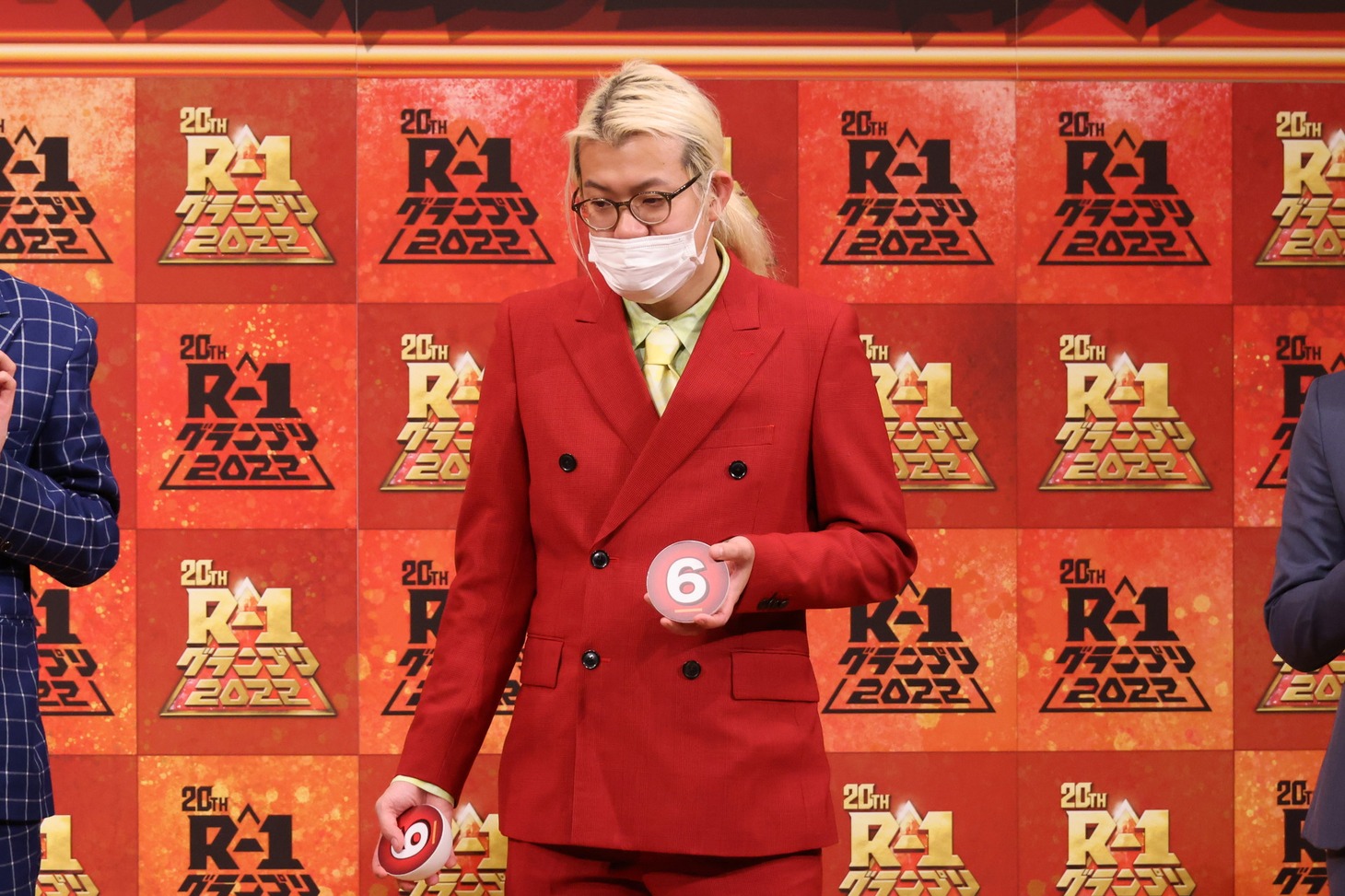 ネタ順の6番を引くZAZY。(c)関西テレビ