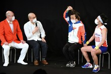 「ノーセンス新婚さんいらっしゃい」より。兵藤ゆきになりきる永野（右から2番目）。