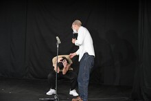 「ノーセンス浅草キッド」でモグライダーともしげになりきるオジンオズボーン篠宮（左）。