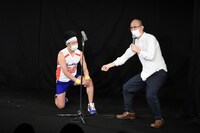 「ノーセンス浅草キッド」でクールポコ。になりきるサンシャイン池崎（左）とみなみかわ（右）。