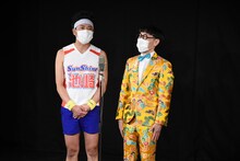 ももになりきる（左から）サンシャイン池崎、いち・もく・さん・くぼた。