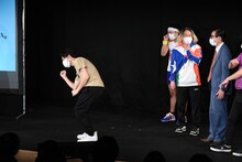 夢屋まさるになりきっている途中に五木ひろしになってしまったオジンオズボーン篠宮（左）。