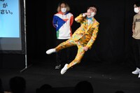 自分の顔を殴って吹っ飛ぶいち・もく・さん・くぼた。