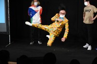 自分の顔を殴って吹っ飛ぶいち・もく・さん・くぼた。