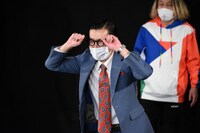 イワイガワ・岩井ジョニ男の「ポッキー・オン・ザ・眉毛」。