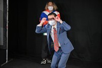 イワイガワ・岩井ジョニ男の「プリッツ・オン・ザ・眉毛」。