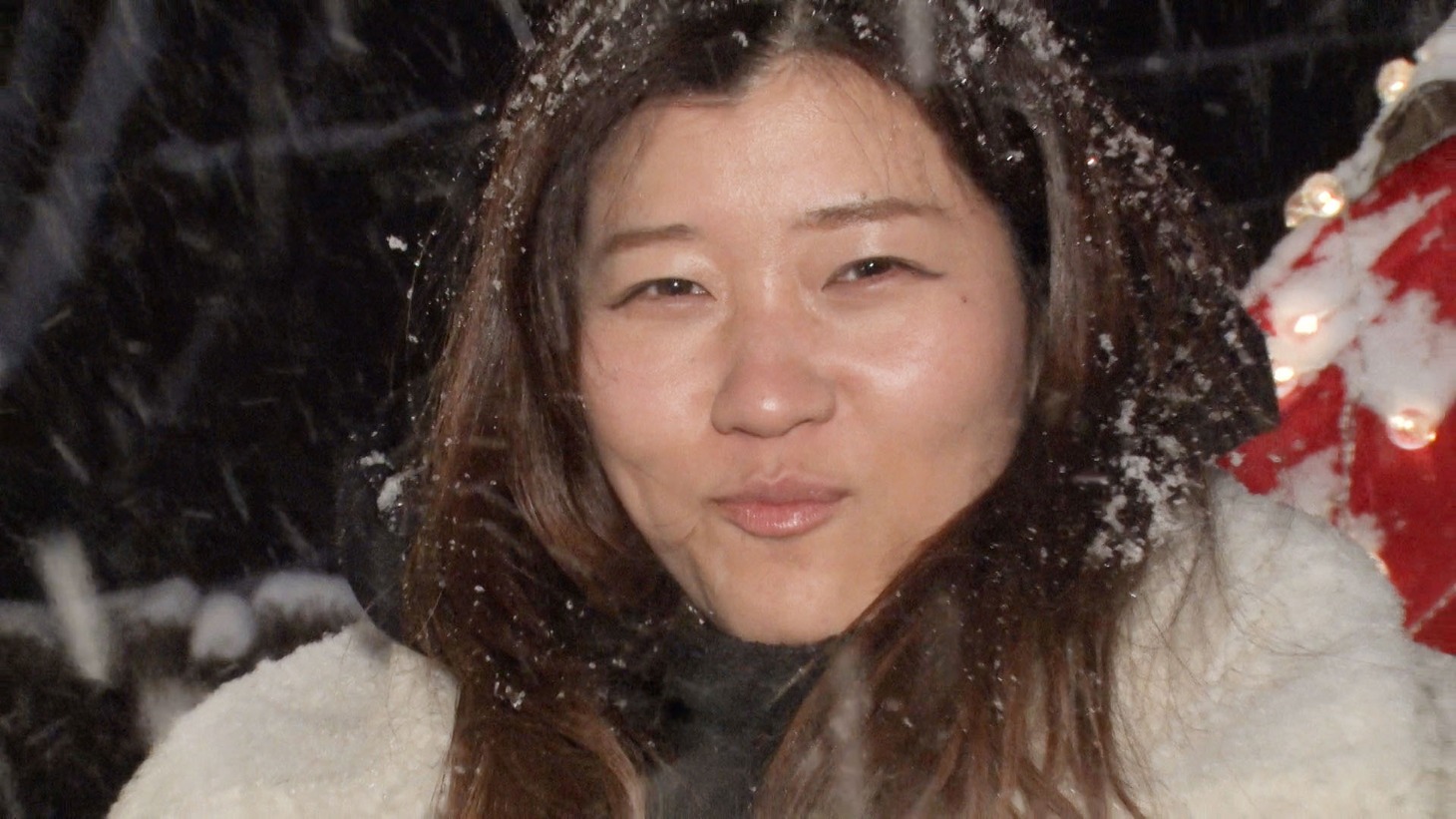 大雪の中バーベキューを楽しむヒコロヒー。
