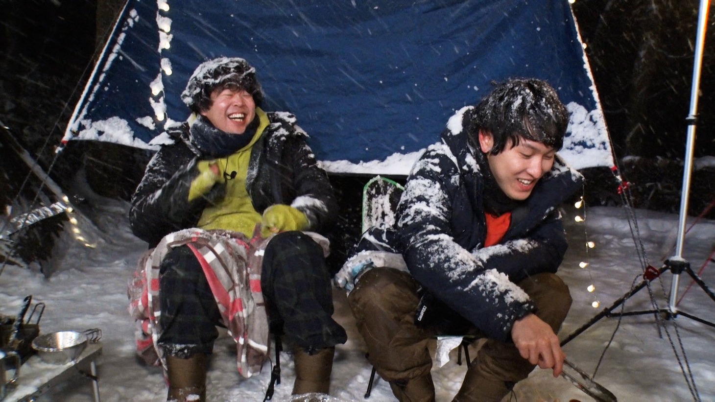 大雪の中バーベキューを楽しむ宮下草薙。