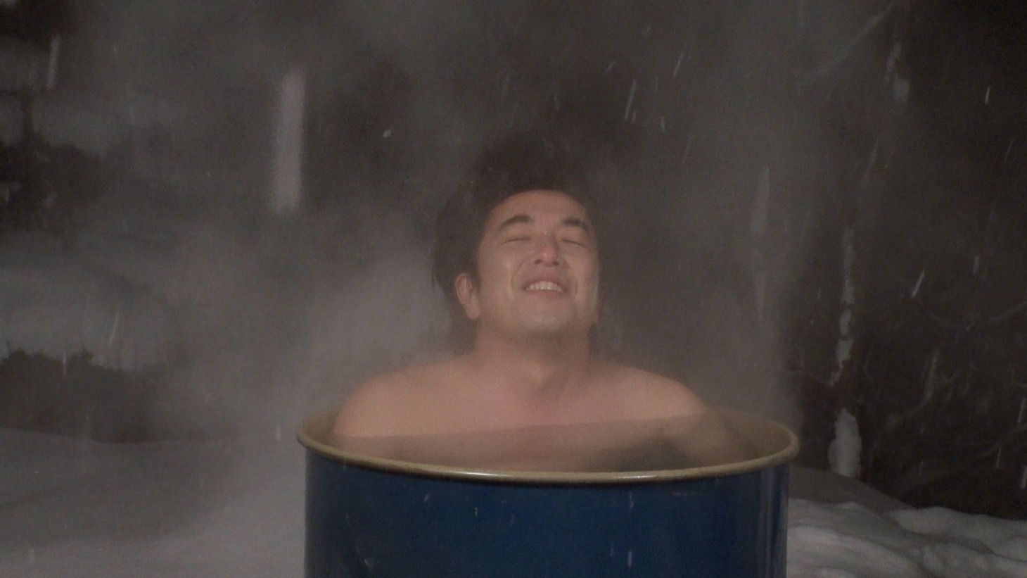 ドラム缶風呂を味わうTAIGA。