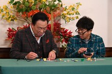 「芸能界常識チェック～トリニクって何の肉!?～」でスマホ検索に臨む、梅沢富美男と浜田雅功。(c)ABCテレビ