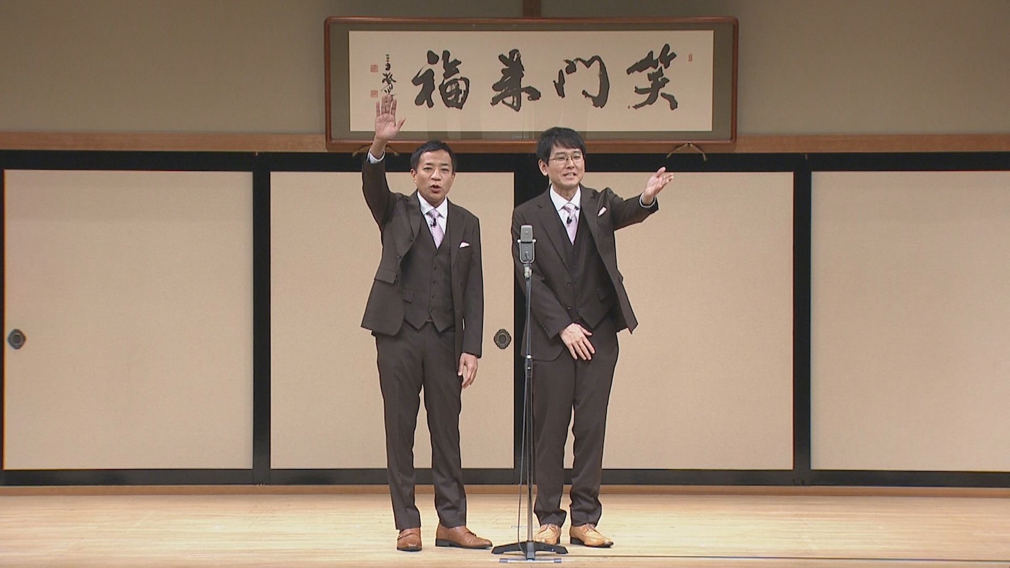 DVD「ナイツ独演会『キャホー』と言いながら亭主が帰ってきた。」に出演するナイツ。