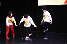 滑らないように入場するぼる塾きりやはるか、あんり、マヂカルラブリー野田。