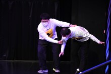 転倒しないように入場するマヂカルラブリー村上とアインシュタイン稲田。