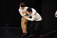 転倒しないように入場するアインシュタイン河井と男性ブランコ浦井。