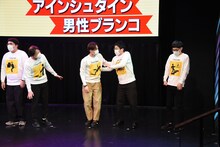 1人歩幅を抑えて登場した男性ブランコ平井（右端）。