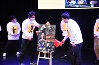 ポスターを披露するマヂカルラブリー。