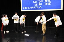 回答を捨てて自らステージを去ろうとするアインシュタイン稲田。